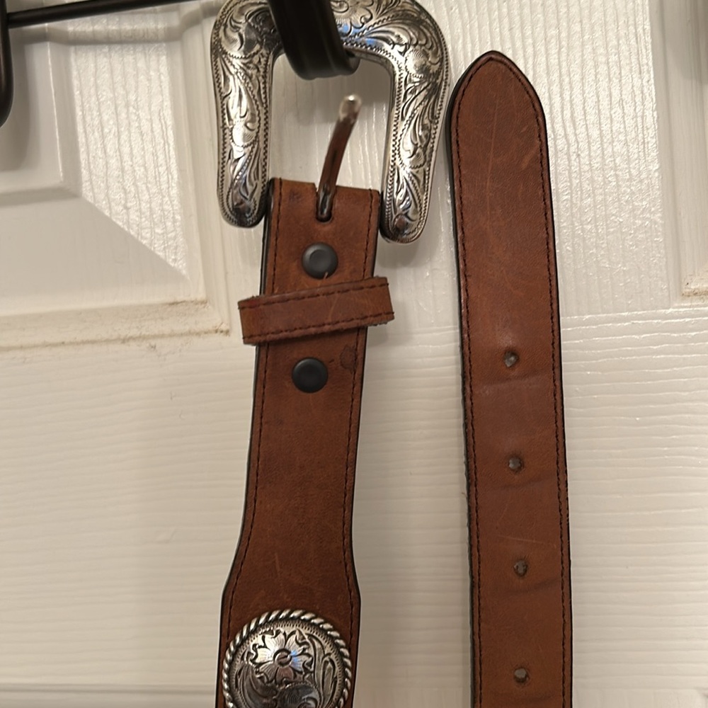 Tony Lama belt, size 40, w bone and concho, leather. - Picture 4 of 7